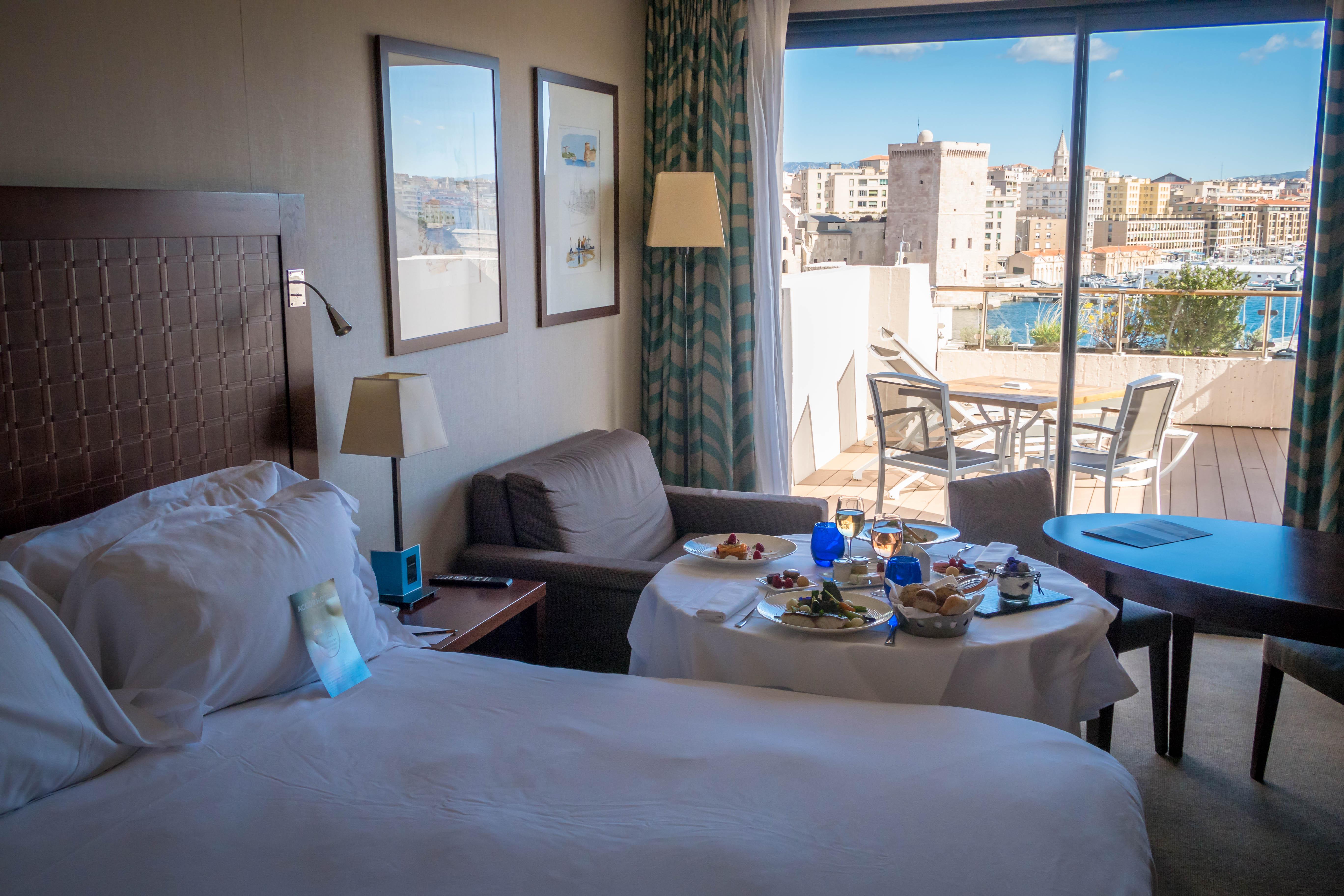 Hotel Sofitel Marseille Vieux-Port Esterno foto A room at the hotel