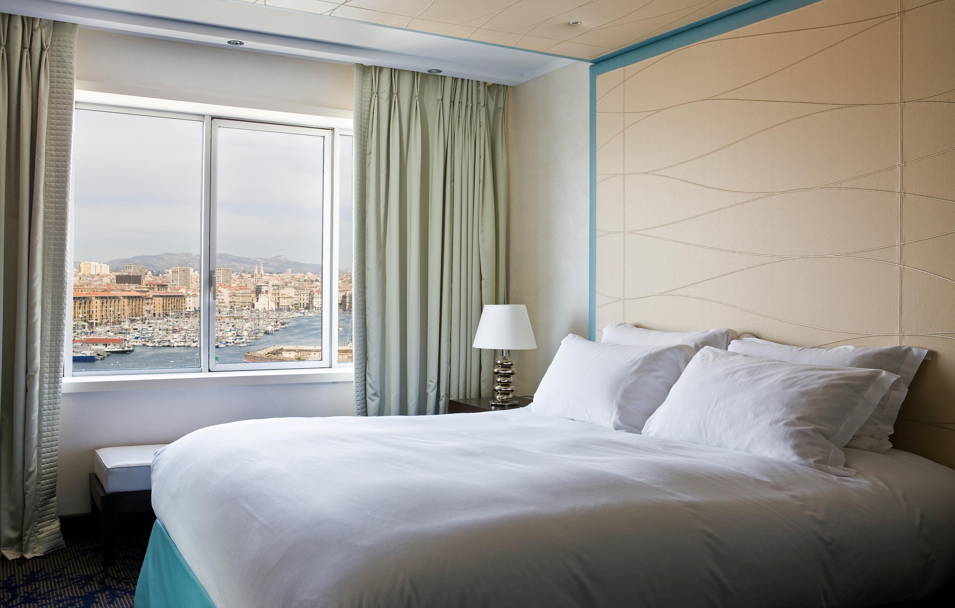 Hotel Sofitel Marseille Vieux-Port Esterno foto A bedroom in the hotel