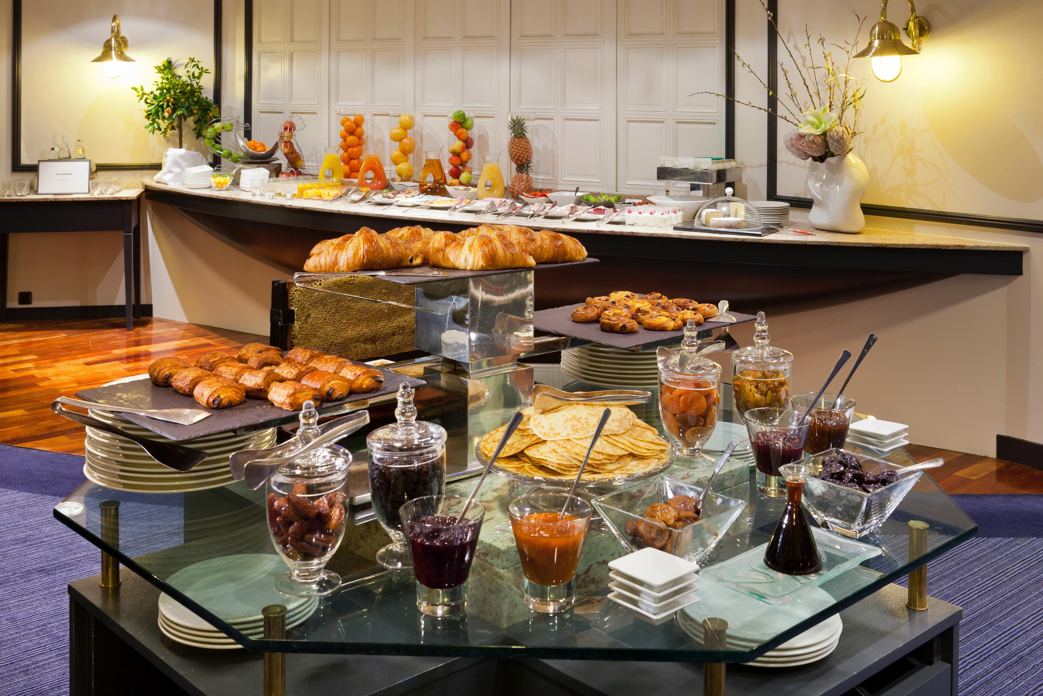 Hotel Sofitel Marseille Vieux-Port Esterno foto A buffet