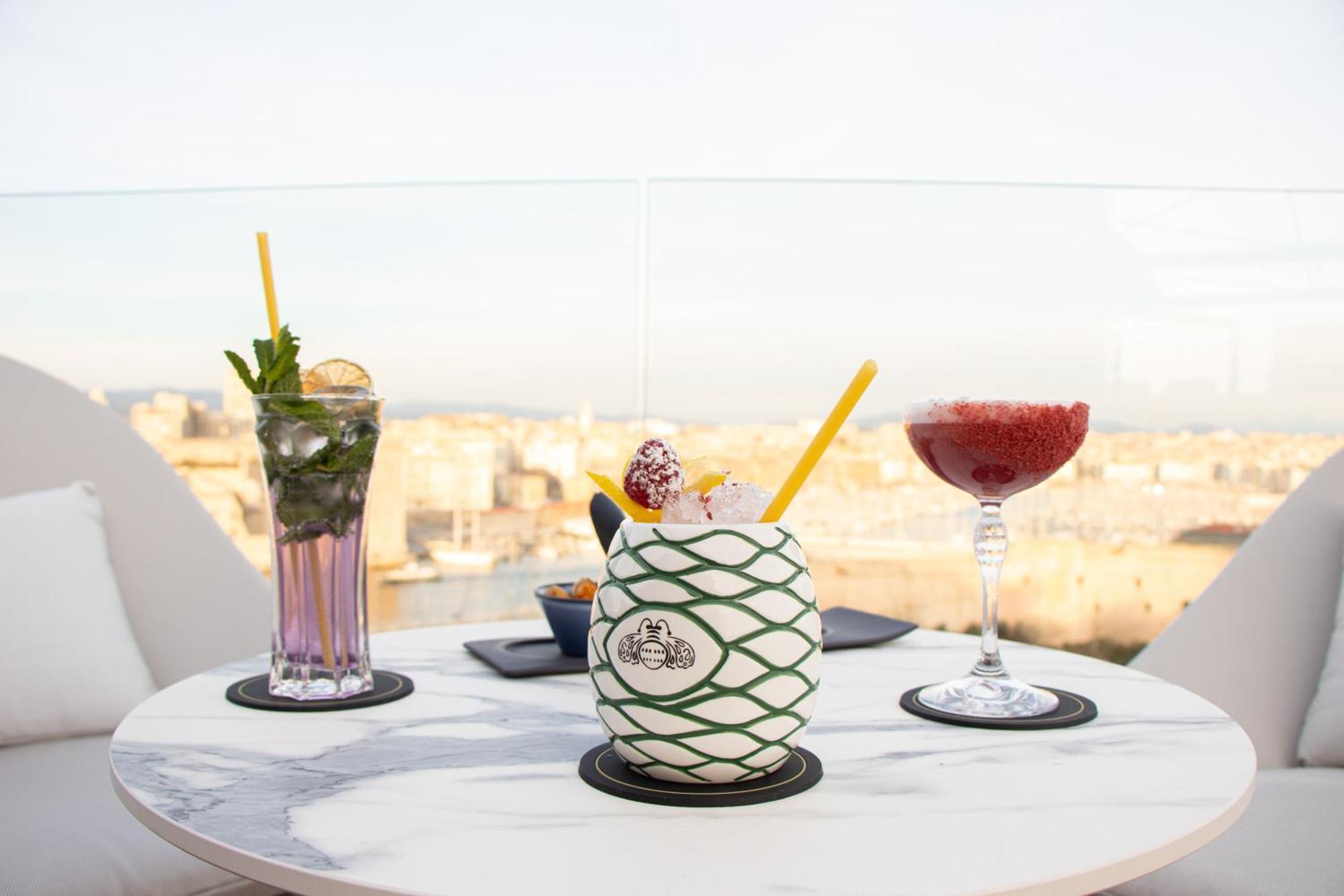 Hotel Sofitel Marseille Vieux-Port Esterno foto Drinks at the Sky Bar