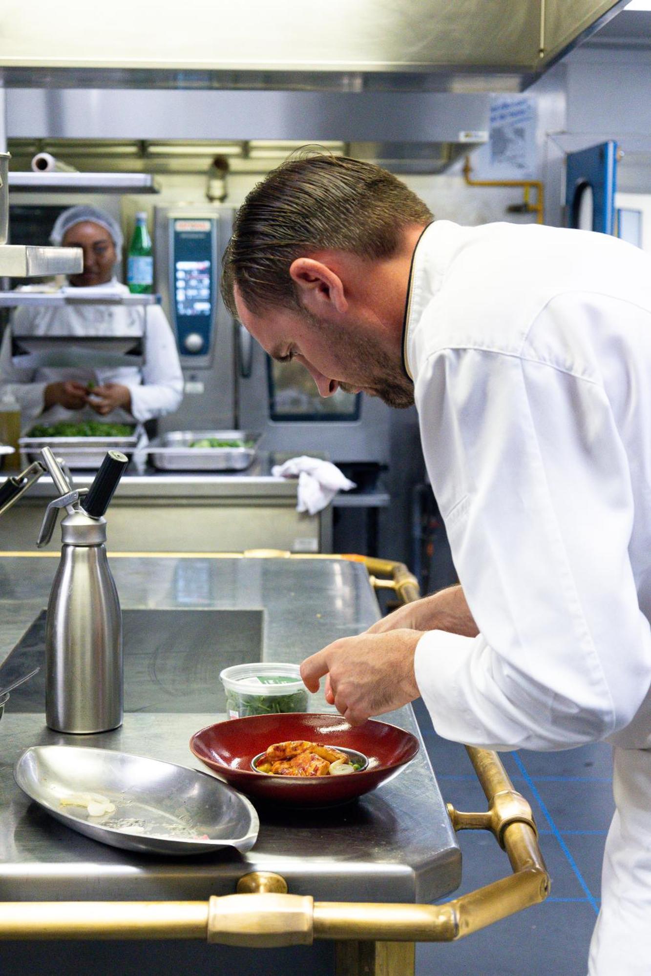 Hotel Sofitel Marseille Vieux-Port Esterno foto A sous chef at work
