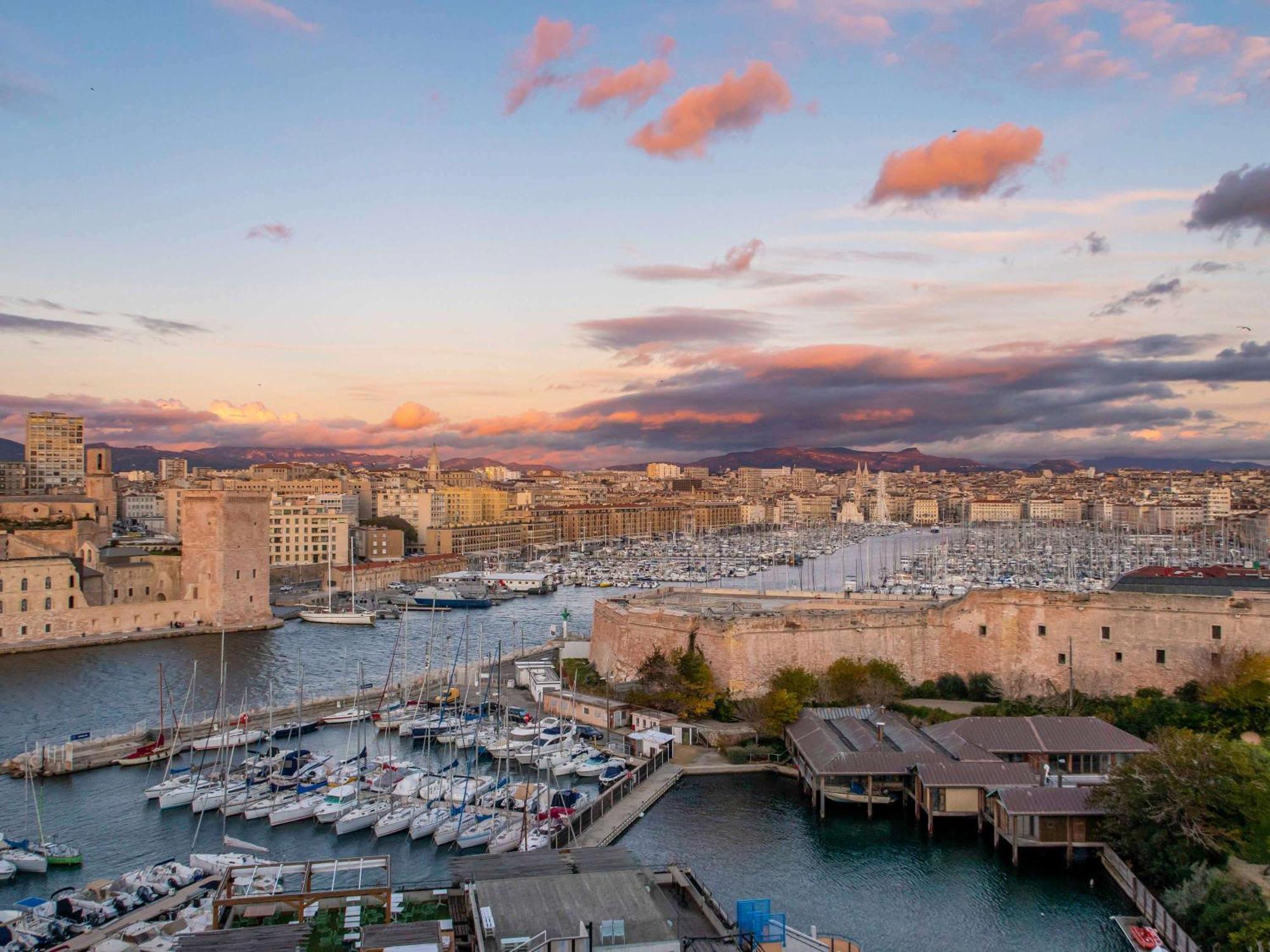 Hotel Sofitel Marseille Vieux-Port Esterno foto View of the port of Toulon