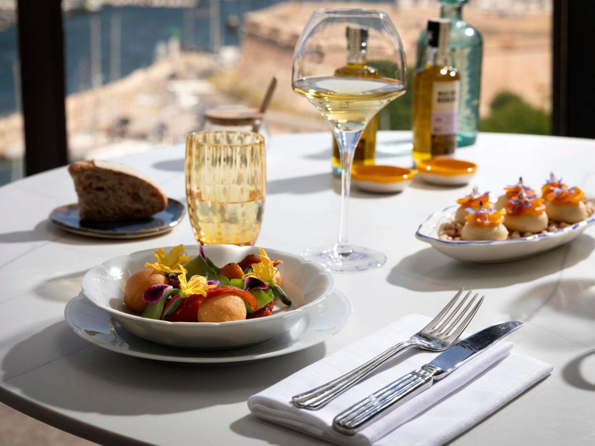 Hotel Sofitel Marseille Vieux-Port Esterno foto